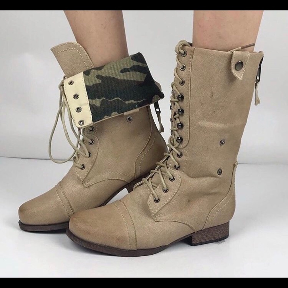 Bran new cammo boots Size: 7 1/2